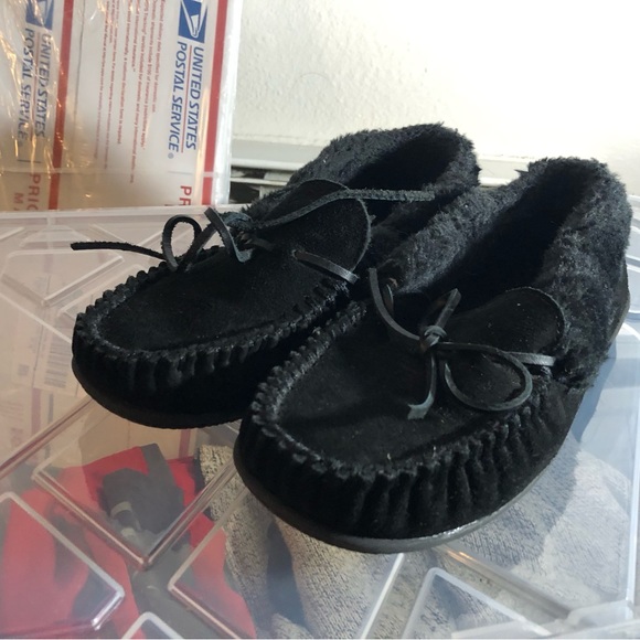 Minnetonka 40650 Women’s Black Suede Sheep Lined Slip On Slippers 9M - Picture 3 of 11